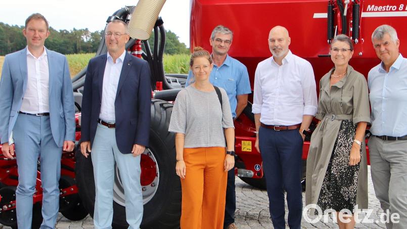 Die Folgen des Ukrainekriegs auf die Region beschäftigen die Firma Horsch und Agentur für Arbeit Schwandorf. Man traf sich zum Gedankenaustausch. Von links Bernhard Lang, Peter Rihm und Katja Ertl von der Agentur, Kreishandwerksmeister Ernst Maler, sowie von Horsch Steffen Besserer und das Ehepaar Cornelia und Michael Horsch. Bild: Thomas Dobler