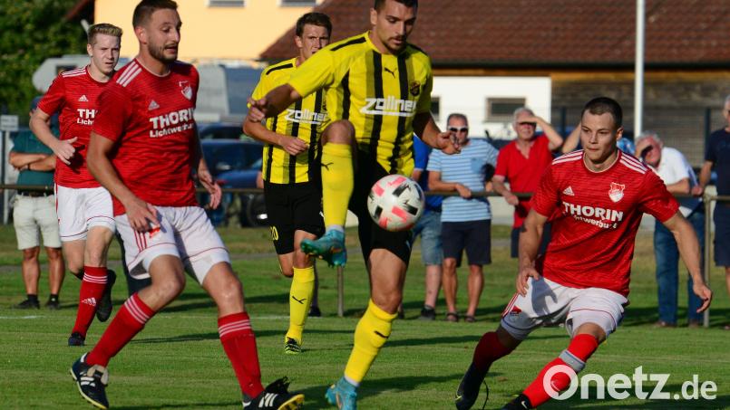 Der Vilzinger Andreas Jünger (am Ball) traf gegen Pfreimd sieben Mal. Bild: ham