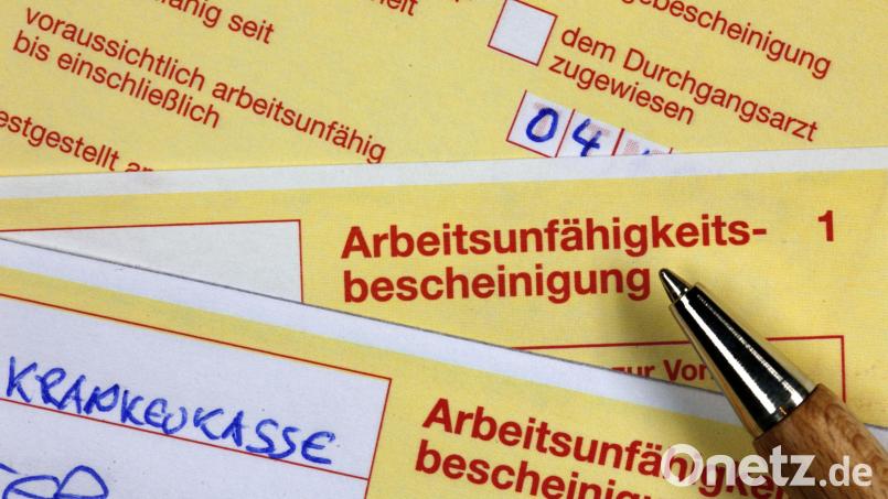 Die Corona-Zahlen steigen – und damit unvermeidlich auch die Zahl der Arbeitsausfälle wegen Krankheit oder Isolation. Symbolbild: Jens Büttner