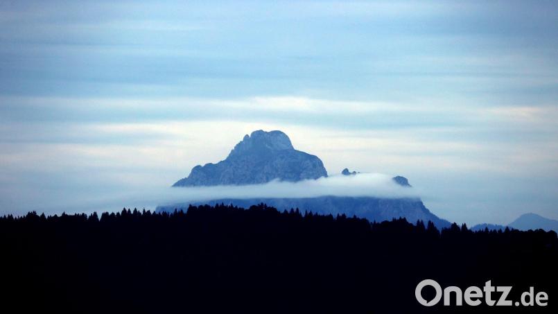 Die Alpen - hier der Säuling - bringen die feuchte Luft dazu, nach oben zu steigen. Dort ist es kälter, deshalb bilden sich Regenwolken. Symbolbild: Karl-Josef Hildenbrand/dpa