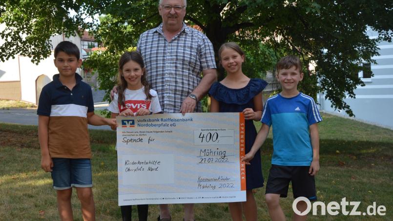 Die vier Mähringer Erstkommunikanten (von links) Theo Müller, Anna Schneider, Helena Schmeller und Alexander Müller übergaben Herbert Putzer, Vorsitzender der Kinderkrebshilfe in der Region Oberpfalz Nord, eine Spende in Höhe von 400 Euro. Bild: jr
