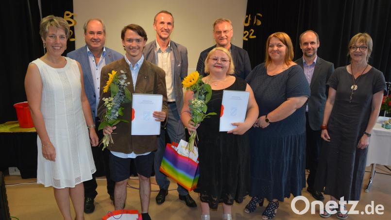 Das Förderzentrum der Lebenshilfe verabschiedete zwei Schüler ins Berufsleben. Im Bild (von links) Klassenleiterin Stefanie Hetz, Dritter Bürgermeister Josef Schwägerl, Alexander Köhler, Schulleiter Klaus Jahn, Chantal Hecht, Lebenshilfe-Geschäftsführer Berthold Kellner, Sandra Köstler (Heilpädagogische Tagesstätte) sowie die Lehrkräfte Florian Seidl und Sabine Heß. Bild: jr