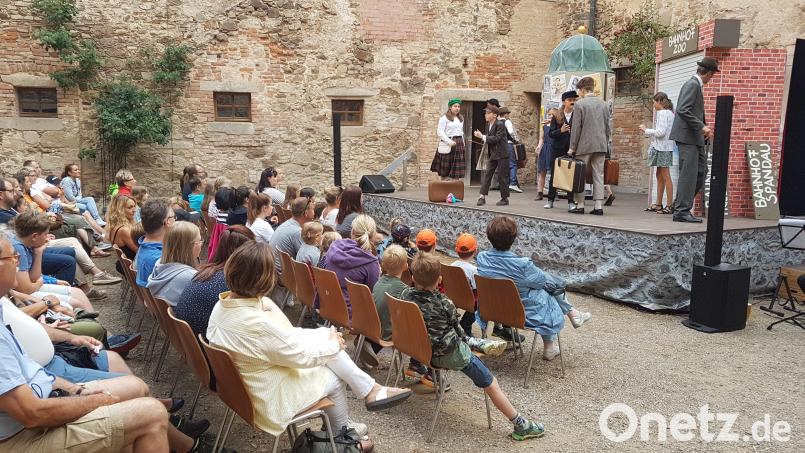 Angekommen in Berlin muss sich Emil (vorne, Mitte) in eine aufregende Verfolgungsjagd stürzen, um sein Geld zurück zu bekommen. Die Kinder im Publikum fiebern eifrig mit. Bild: gi