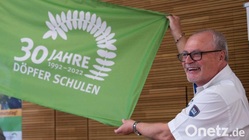 Ein Transparent in der Firmen-Farbe: Gründer Hubert Döpfer feierte mit der Belegschaft das 30-jährige Jubiläum am Standort Schwandorf. Bild: Hirsch