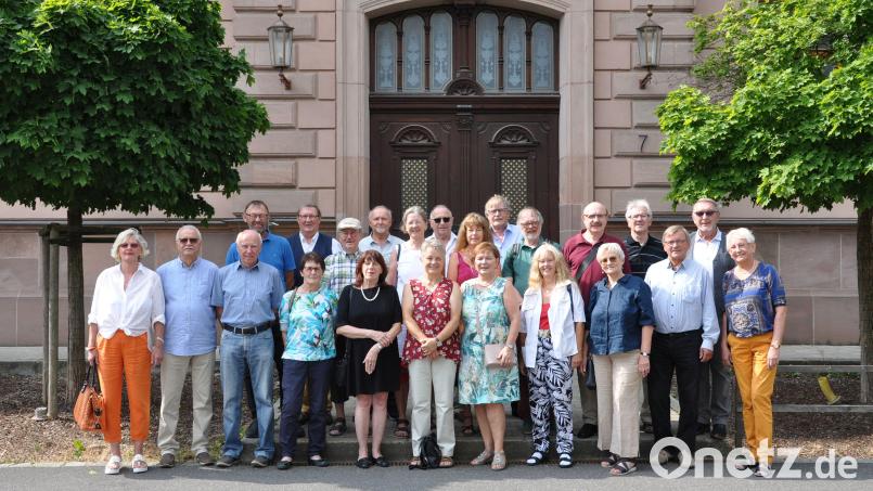 Vor 50 Jahren haben diese ehemaligen Schüler am Max-Reger-Gymnasium das Abitur geschafft, nun trafen sie sich wieder. Bild: Walter Prucker/exb