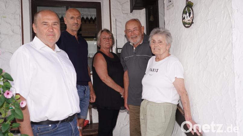 Anneliese Geitner (rechts) feiert gelassen im Kreise ihrer Familie ihren 80. Geburtstag. Für die Marktgemeinde gratuliert Zweiter Bürgermeister Roman Bauer (links). Bild: fvo