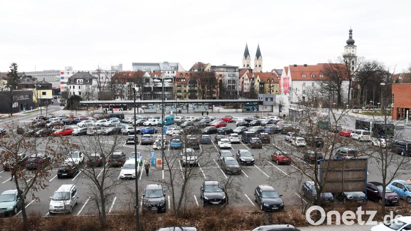 Etliche Autos stehen auf dem Weidener Naabwiesenparkplatz. Archivbild: Gabi Schönberger