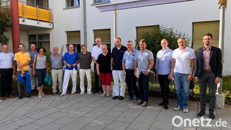 Kemnaths Bürgermeister Roman Schäffler (links) und Krankenhausleiter Timo Sonntag (rechts) freuten sich über die gut besuchte Informationsveranstaltung am Krankenhaus Kemnath. Bild: Kliniken Nordoberpfalz/exb