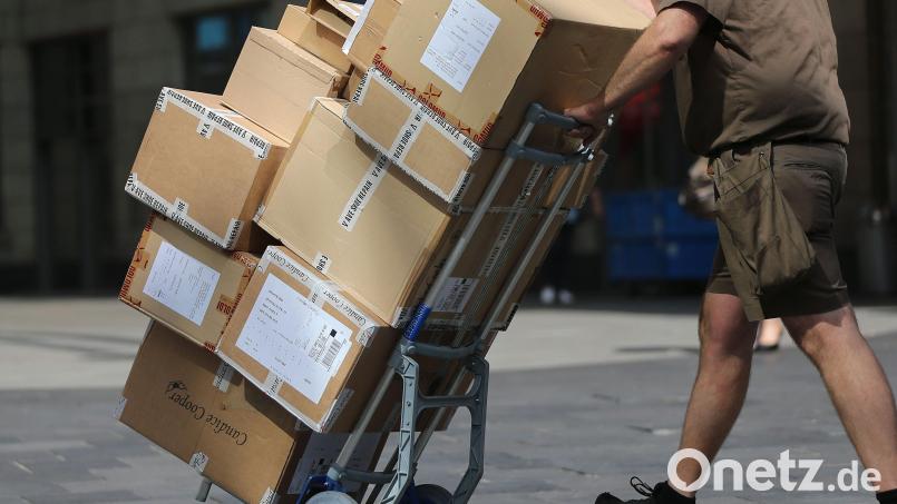Ein Paketbote liefert Pakete aus. In Neustadt war ein Mann mit dem Service seines Zustellers unzufrieden und verpasste ihm einen Faustschlag. Symbolbild: Oliver Berg/dpa