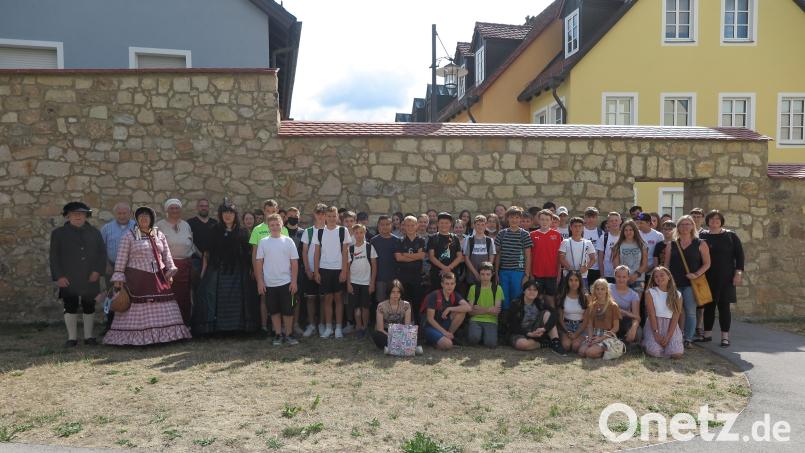 Realschullehrerin Ines Schedl (rechts) hat die historische Stadtführung für die interessierten Siebtklässler organisiert. Bild: jzk