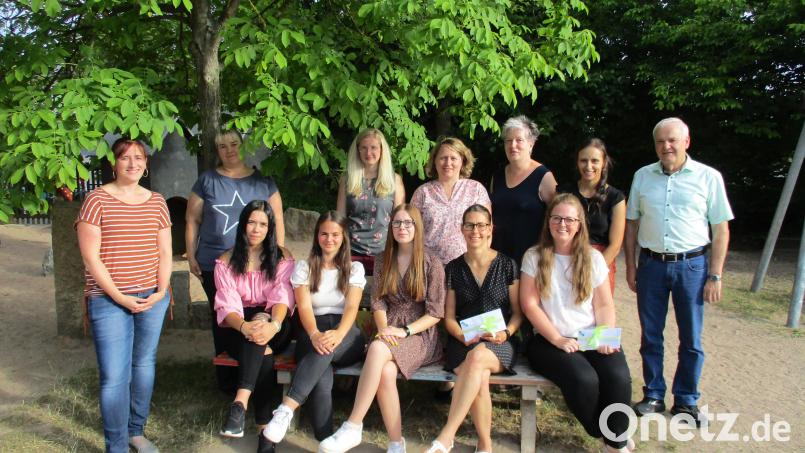 Zur Verabschiedung von (sitzend von links) Hannah Pittner, Luisa Lehner, Julia Heser, Michaela Kotlar, Daniela Scharf und (stehend, Vierte von links) Kristina Schwendner waren Bürgermeister Günter Kopp, das Kindergartenpersonal und Mitglieder des Elternbeirates gekommen. Bild: Gemeinde Kulmain/exb