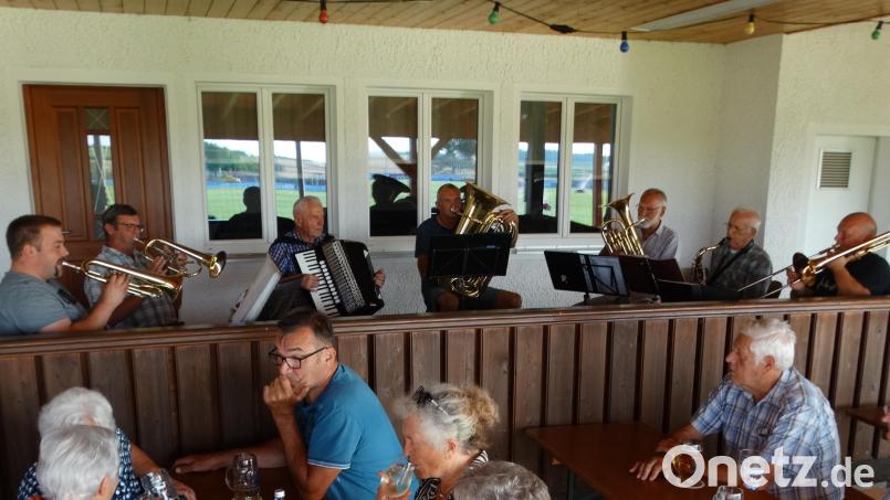 Die Rentnerband mit (von links) Patrick Luber, Hans Trettenbach, Hans Hufsky, Reinhard Wismeth, Gerhard Männer, Sepp Ertl und Harald Lukesch) spielte frisch auf. Bild: ct