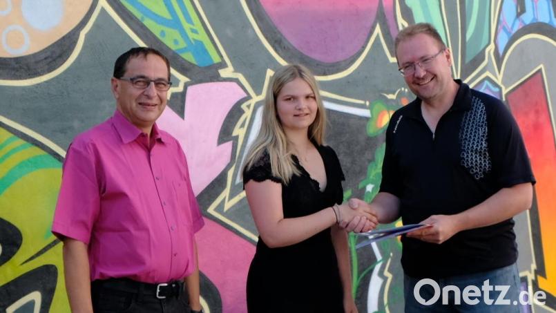Konrektor Manfred Bösl (links) und Klassenlehrer Matthias Daschner (rechts) gratulierten der Jahrgangsbesten Vanessa Kölbl zu ihrem Erfolg. Bild: mab