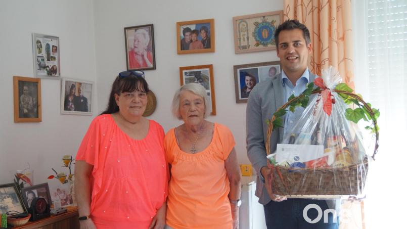Bürgermeister Rudolf Teplitzky gratulierte Ilse Reyer zum 85. Geburtstag. Auch Tochter Simone verbrachte den Ehrentag mit ihrer Mutter im Alten- und Seniorenheim Bild: wel
