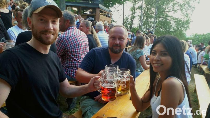 Martin Niebler (Mitte) feiert traditionell auf dem Annabergfest in Sulzbach-Rosenberg. Hier stößt er mit seinen Freunden Alexander Schmid (links) und Angkhana Haußler an. Bild: tk