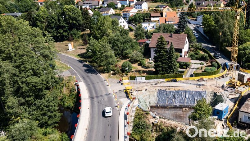 Die Baustelle am Naabberg für ein Regenüberlaufbecken im Bereich der Steinigen Gasse und der Thanner Straße sorgt immer wieder für Debatten. Bild: rw