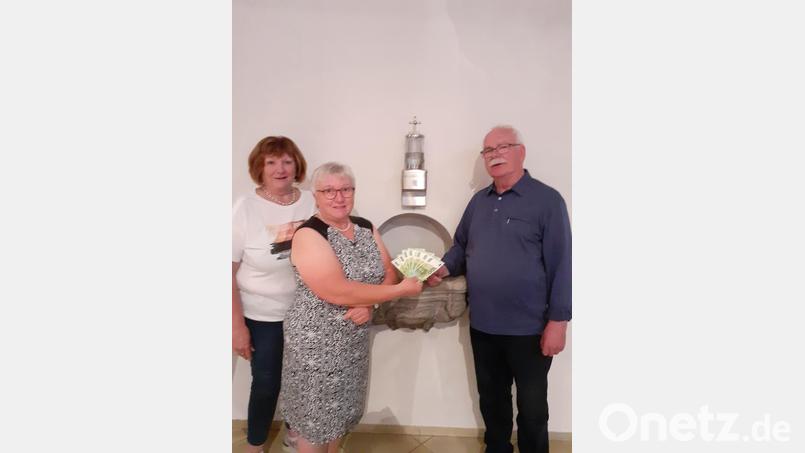 Angelika Vohl und Renate Troppmann übergaben die Spende an Kirchenpfleger Günther Flierl. Bild: Alfons Kaufmann/exb