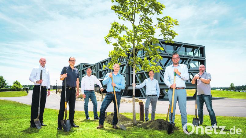 Ronald Türk (IGZ, von links), Stephan Schreiner, Florian Herold (beide Grammer), Christian Weiß, Johannes Zeitler (beide IGZ), Michael Forster und Klaus Linders (beide Grammer) bei der Baumpflanzung auf dem IGZ-Campus in Falkenberg. Bild: IGZ/exb