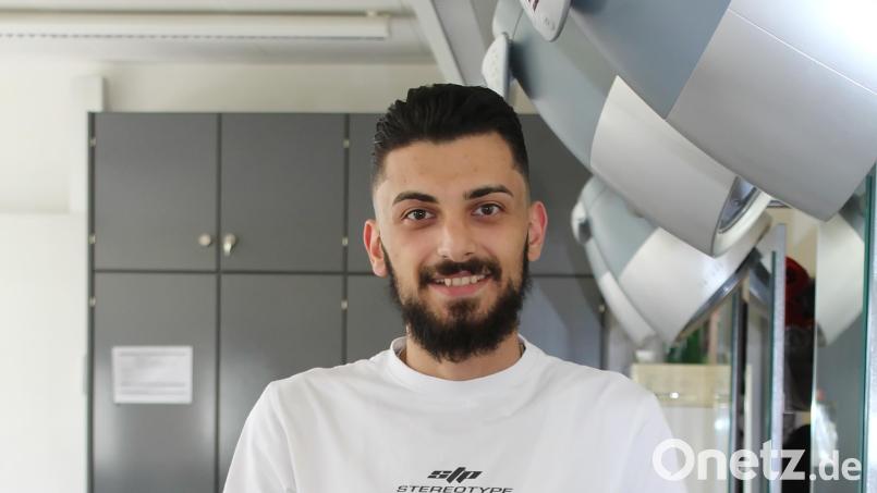 Jehad Sara arbeitet bereits in Syrien als Friseur, jetzt macht er eine Ausbildung in Deutschland. Bild: Evi Wagner