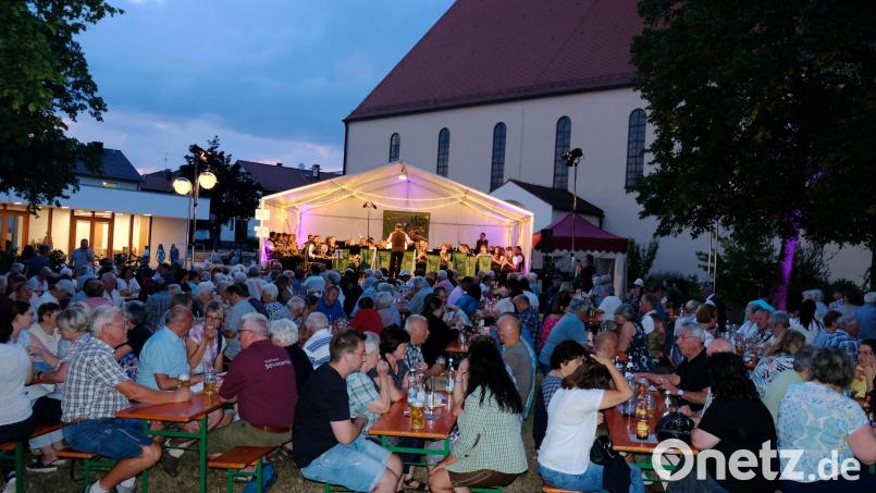 Alles, was das Herz begehrt, war bei der Sommerserenade vor der Kulisse der Pfarrkirche geboten: Eine frische Halbe mit Brotzeit und Musik, passend zur traumhaften Sommernacht. Bild: mab