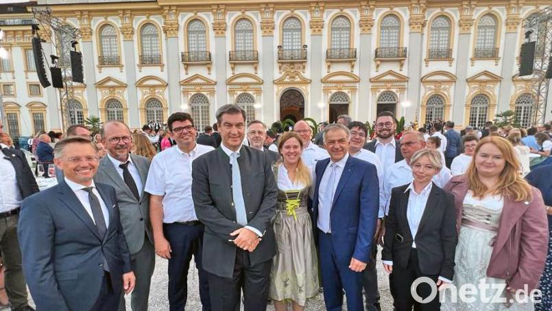 Die Tirschenreuther Delegation zu Gast beim Corona-Helferempfang (vorne, von links) MdL Tobias Reiß, Dr. Mathias Kalkum, BRK-Kreisgeschäftsführer Holger Schedl, Ministerpräsident Markus Söder, Natalie Wölfl (Leiterin des Jugendrotkreuzes), Landrat Roland Grillmeier, Michaela Treml (Leiterin Testzentrum) sowie die ehemalige Leiterin des Impfzentrums Melissa Wagner. Im Hintergrund sind weitere Corona-Helfer aus dem Landkreis zu sehen. Bild: LRA Tirschenreuth/exb