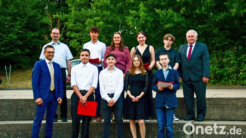 Die acht Prüfungsbesten der Mittelschule sind (hintere Reihe) Maxim Gmeiner (9 a), Anja Schedl (M 10), Hannah Lempert (9 a), Andreas Schwägerl (M 10) sowie (vordere Reihe) Julian Beer (9 a), Denis Heindl (M 10), Emilia Sowa (M 10) und Moritz Wager (M 10). Es gratulierten Schulleiter Jürgen Bayer, Elternbeiratsvorsitzender Andreas Fischer (von links) und Zweiter Bürgermeister Peter Gold (rechts) Bild: Ramona Lachmann/Mittelschule Tirschenreuth/exb