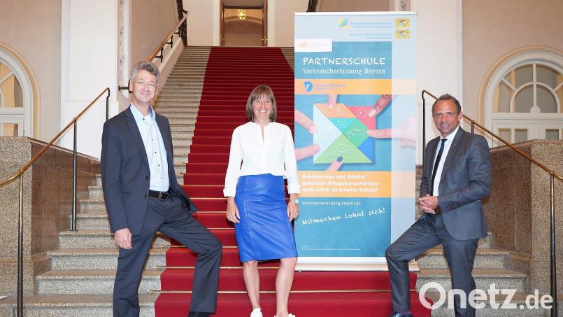 Kultusminister Michael Piazolo, die stellvertretende Landesvorsitzende des VerbraucherService Bayern im KDFB e. V., Eva Fuchs, und Verbraucherschutzminister Thorsten Glauber (von links nach rechts) anlässlich der Auszeichnung. Bild: StMUV Veronika Seitz/exb