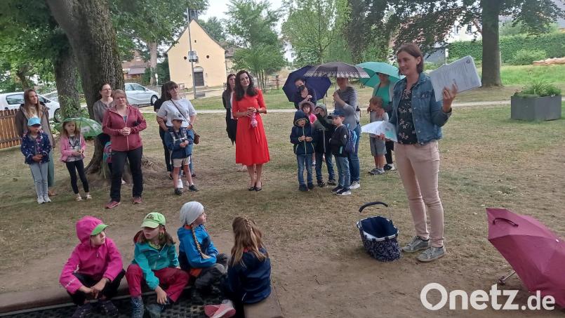 Im Waldershofer Stadtpark trafen sich die zukünftigen Abc-Schützen aus den drei Kindergärten. Bürgermeisterin Margit Bayer (Mitte) und Schulleiterin Johanna Reger (rechts) überreichten Gutscheine zum Kauf von Schulausstattung. Bild: fpoz