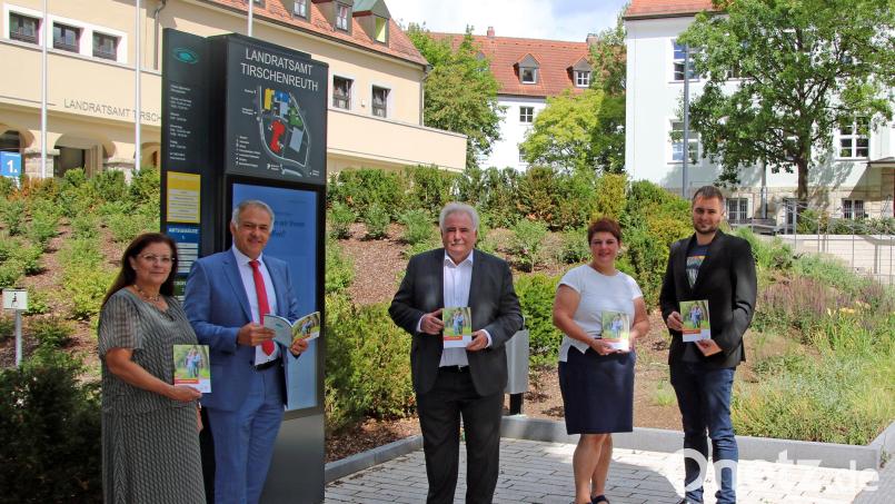 Regierungsdirektorin Regina Kestel (von links), Landrat Roland Grillmeier, Peter Gold (Seniorenbeauftragter im Landkreis) sowie Anja Dubrowski und Tobias Gabel (beide Seniorenfachstelle Landratsamt) stellen den neuen Seniorenwegweiser vor. Bild: Landratsamt Tirschenreuth/exb