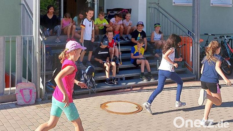 Die Grundschüler sammeln beim Spendenlauf rund 5000 Euro für drei Organisationen. Bild: sei