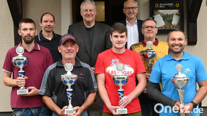 Die erfolgreichsten Darter der Dartliga Amberg-Sulzbach (vorne von links): Liga-Leiter Michael Stümpfl, Peter Dechant, Matthias Meyer, Helmut Knoll und Johannes List; (hinten von links) Dartliga-Vorsitzender Daniel Birkholz, Landrat Richard Reisinger und Hahnbachs Bürgermeister Bernhard Lindner. Bild: gf