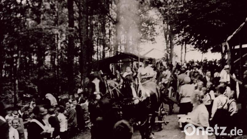 Aus den 1930er-Jahren stammt diese Aufnahme – eine Zeit in der das Bier noch mit der Kutsche durch die Annaberg-Budengasse rollte. Bild: Archiv Paul Royer
