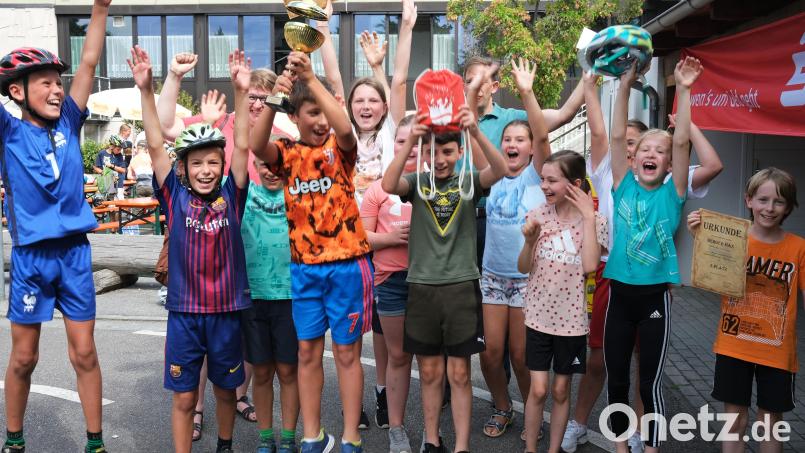 Jubel bei den Kindern der Grundschule Dieterskirchen: Die Viertklässler gewannen überlegen den diesjährigen Fahrradwettbewerb der Verkehrswacht. Bild: Hirsch