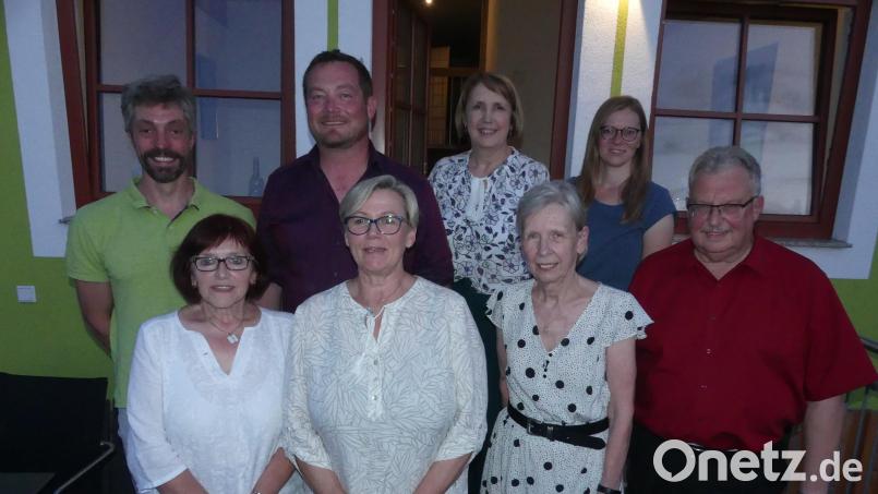 Ortsvorsitzender Thomas Ott, MdB Uli Grötsch, MdL Annette Karl und Kreisvorsitzende Nicole Bäumler (hinten, von links) danken Ella Teichmann, Karin Blendinger-Betzl, Gisela Kirchmann und Udo Müller (vorne, von links) für ihre langjährige Mitgliedschaft und aktive Mitarbeit. Bild: rn