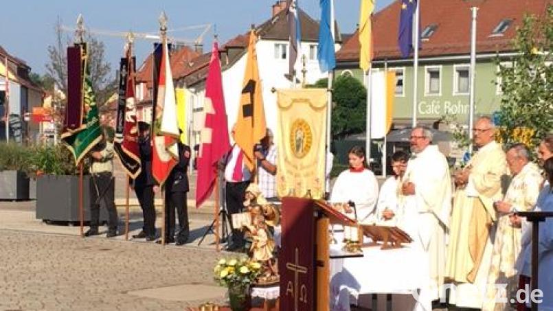Als Hauptzelebrant konnte Wallfahrtsrektor Klaus Metzl aus Altötting gewonnen werden. Er zelebrierte den Gottesdienst am Marktplatz gemeinsam mit Pfarrer Markus Ertl und Ruhestandsgeistlichem Johannes Schlosser. Zur Feier des Tages hatten die Fahnenabordnungen der weltlichen und kirchlichen Vereine Aufstellung genommen. Bild: Stephanie Rosenberg/exb