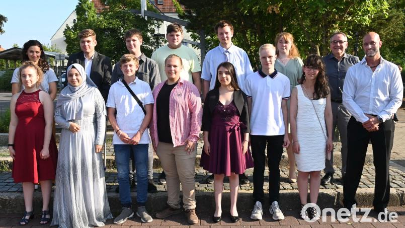 Die Abschlussklasse mit den Lehrkräften Magdalena Drexler (hintere Reihe, links) und Jan Duttmann (rechts) sowie Sonderschulrektor Norbert Knauer (Zweiter von rechts). Bild: gf