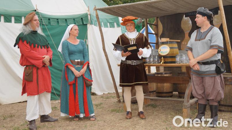 Der &quot;gekürte Bürgermeister von Niuwenpurch, Martinus Birner&quot;, trug das Marktrecht vor, das der Vorsitzende des Festspielvereins, Manuel Winkler (rechts) und der Landvogt Matthias Eckel- Binder mit Gattin Jessica genau verfolgen. Bild: wel