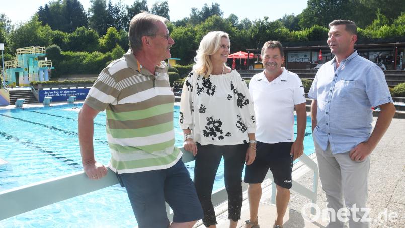 Zufriedene Gesichter nach dem klärenden Gespräch im Freibad Pleystein, von links: TV-Vorsitzender Klaus Nigg, zweite Bürgermeisterin Andrea Lang, Schwimmmeister Hubert Rewitzer und Bürgermeister Rainer Rewitzer. Bild: Gabi Schönberger