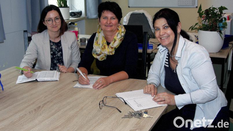 Alexandra Siller (Mitte) arbeitet eng mit den Schulleitungen zusammen. Rechts im Bild Inge Dick von der Grundschule und links stellvertretende Mittelschulleiterin Cornelia Heller-Trinks. Bild: wro