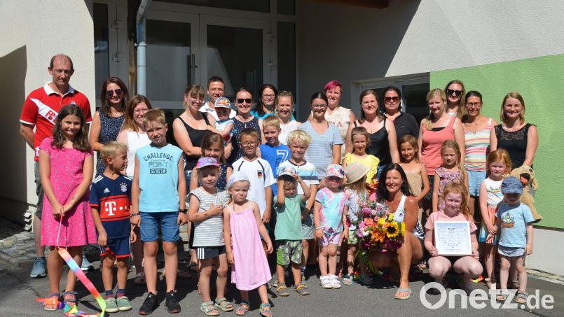 Ein paar Tränen, aber viele Blumen und Dankeschön für zwei Jahrzehnte Übungsleitertätigkeit gab es für Diana Biersack (vorne kniend mit Blumen) beim Abschied vom Kinderturnen. Nun können sich Frauen auf neue Angebote von ihr freuen. Bild: ak