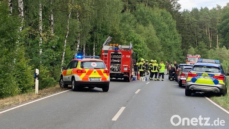 Rettungskräfte, Feuerwehr und Polizei sind am Unfallort am Störnsteiner Ortsausgang im Einsatz. Die Staatsstraße nach Floß war am Donnerstagabend gesperrt. Bild: Gabi Schönberger