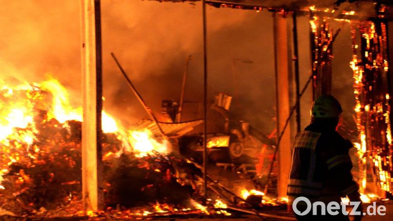 Die große Halle des Bauernhofs stand im Vollbrand, als die Feuerwehr eintraf. Bild: hbe