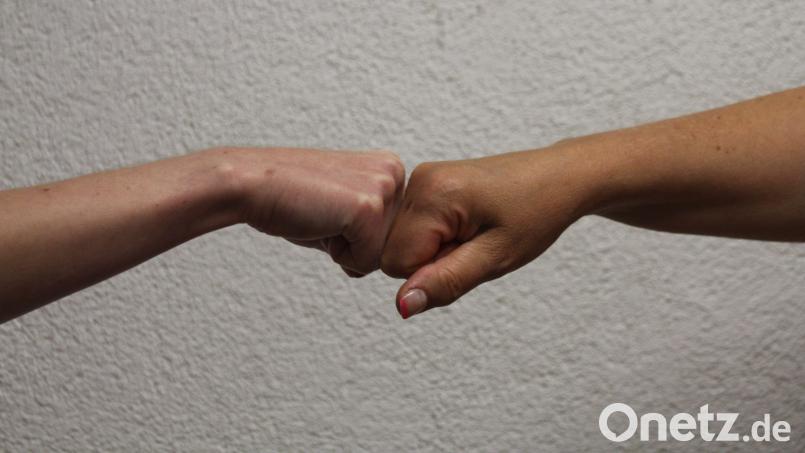Bei der Ghetto-Faust (auch bekannt als Fist-Bump) ist die Virenübertragung deutlich geringer als beim klassischen Handschlag. Archivbild: kmo