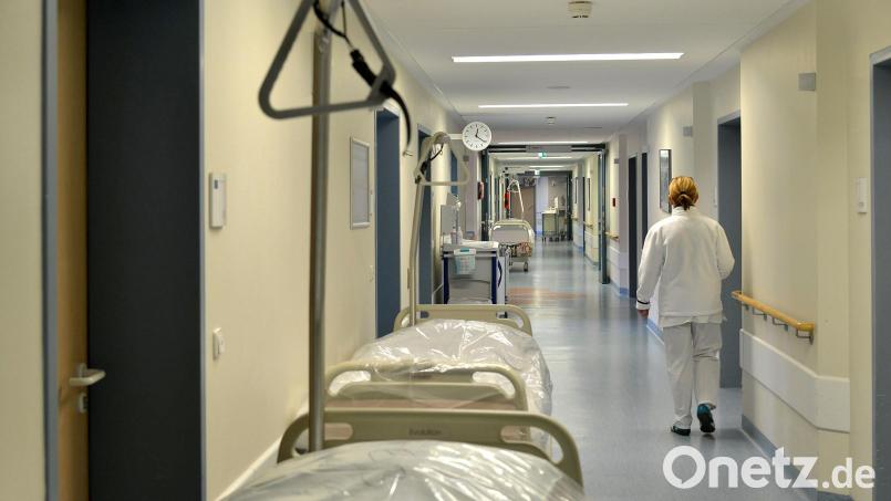 Bei 60 Mitarbeitern in Quarantäne wird am Klinikum Amberg allmählich das Personal knapp, um alle Corona-Patienten ausreichend versorgen zu können. Deshalb hat jetzt der Krisenstab Maßnahmen ergriffen. Archivbild: Petra Hartl
