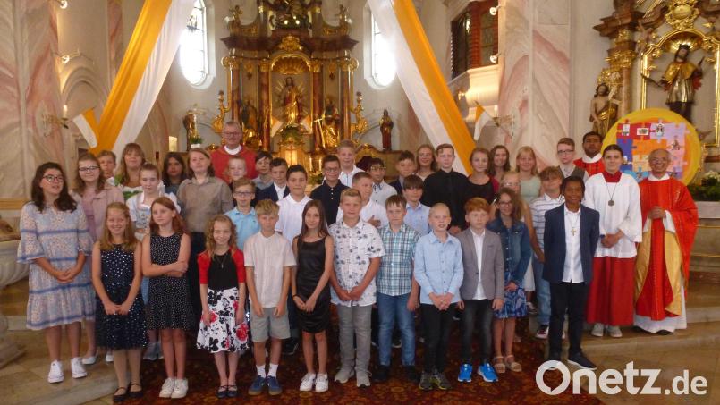 29 Kinder aus Weiherhammer, 10 aus Kaltenbrunn, 7 aus Kohlberg empfangen das Sakrament der Firmung von Domkapitular Johann Ammer. Mit ihm konzelebrierten Pfarrer Varghese Puthenchira und Vikar Prince Kalarimuryil (von rechts). Bild: bk