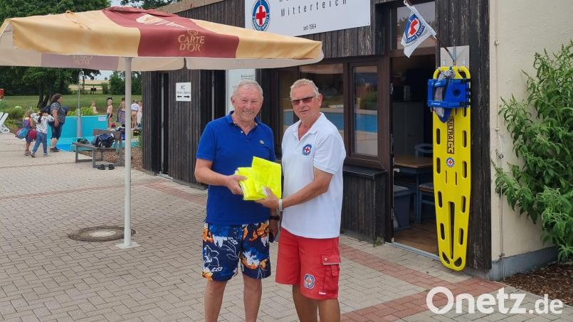 Pelz Harald (rechts) übergab im Namen der Wasserwacht Mitterteich Warnwesten an die Grundschule Mitterteich, vertreten durch Hans Eichhammer. Bild: Stefan Pelz/exb