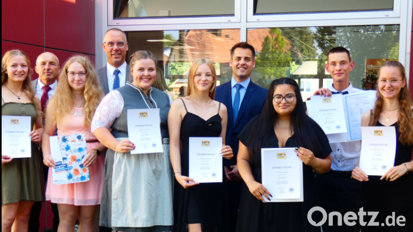 Bürgermeister und Schulleiter gratulierten den besten Absolventen: (von links) Anja Kulzer (BFS für Ernährung und Versorgung, 1,33), Schulleiter Thomas Schiller, Katharina Pößl (BFS für Ernährung und Versorgung, 1,17), Tobias Krafcyk vom Beruflichen Schulzentrum Oskar-von-Miller I in Schwandorf), Sophia Turban (BFS für Kinderpflege, 1,47), Mariella Karl (BFS für Kinderpflege, 1,27), Bürgermeister Rudolf Teplitzky, Tamara Bernhard (BFS für Sozialpflege, 1,00), Oliver Glas (BFS für Sozialpflege, 1,22), Nicola Schwarz (1,11) Bild: Margaretha Schieder-Beierl/exb