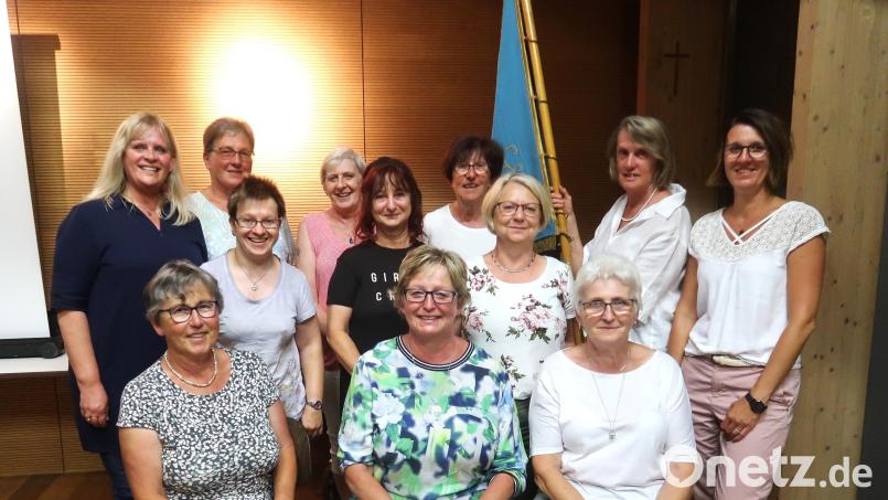 Der Frauenbund Vilseck wählt eine neuen Vorstand (sitzend, von links): Elisabeth Englhardt, Monika Mrosek und Sonja Stubenvoll; hinten (von links): Susanne Liermann, Agnes Lindner, Sieglinde Winkelmaier, Sigrid Steffey, Inge Steckel, Sonja Andraschko, Anita Hentschke, Christine Schedl´und Claudia Ziegler. Bild: rha