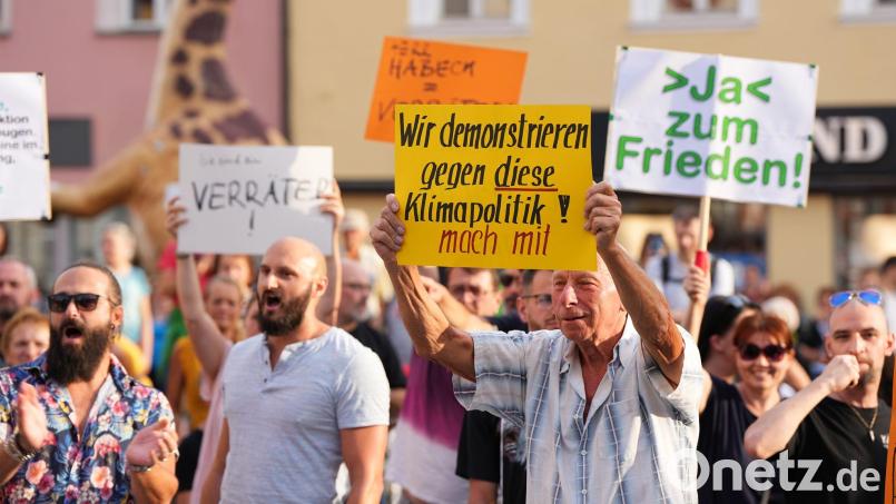 Es gab zudem Pfiffe und Buhrufe, viele Bürger riefen Habeck zu: „Hau ab“. Bild: Soeren Stache/dpa