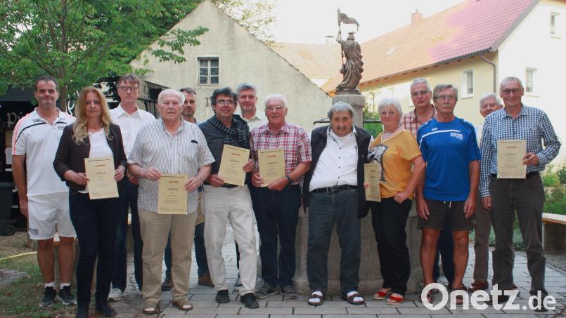 Sie waren seit Anfang an bei den Tennisfreunden Oberbibrach dabei: Die Gründungsmitglieder um den ersten Vorstand Wolfgang Schmid (Mitte) sowie alle 1982 Dazugekommenen. Bild: edo